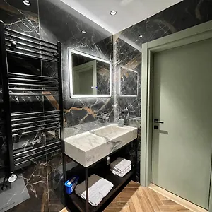 Queens Luxury تيرانا